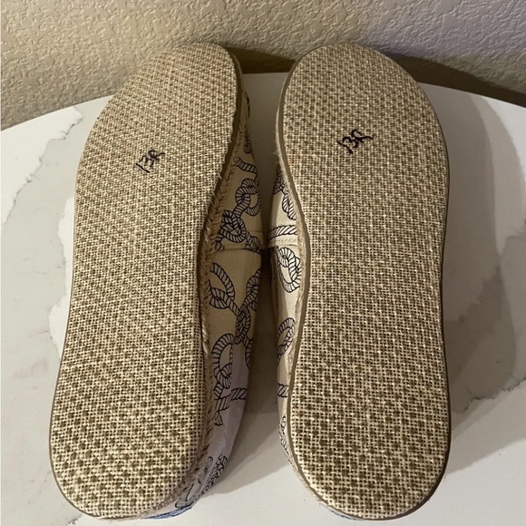 New Never Worn TOMS SHOES SIZE 9 Slip On Womens Flats Casual Beige Rope Design - Picture 7 of 7